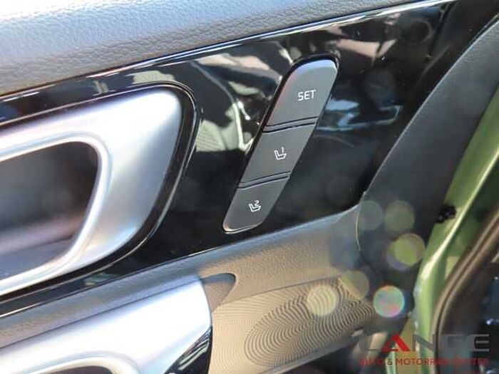 Kia Cee'd 1.5T 140 SPI TEC LEDER Navi Klimaautom SHZ Temp Tel.-Vorb. PDC Regensensor Ceed