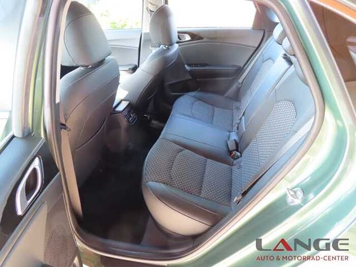 Kia Cee'd 1.5T 140 SPI TEC LEDER Navi Klimaautom SHZ Temp Tel.-Vorb. PDC Regensensor Ceed