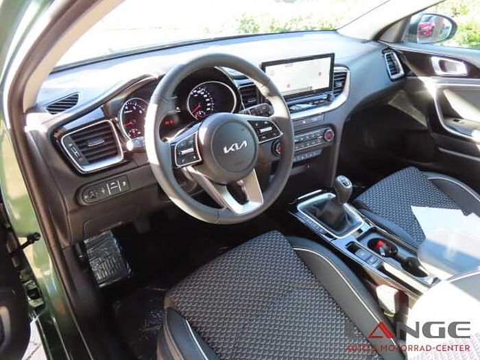 Kia Cee'd 1.5T 140 SPI TEC LEDER Navi Klimaautom SHZ Temp Tel.-Vorb. PDC Regensensor Ceed